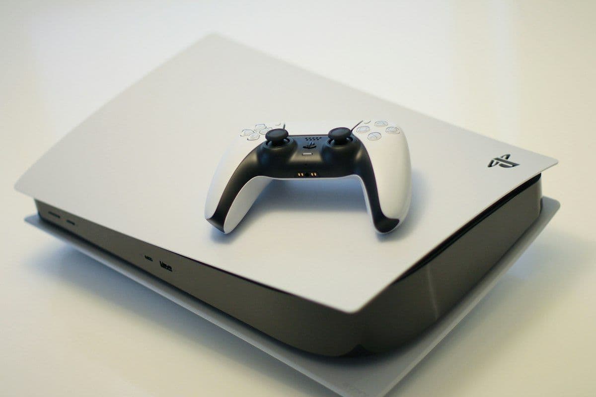 Tay cầm PlayStation 5 DualSense và dịch vụ PS Plus